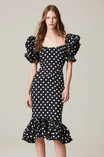 Robe sirène à pois en satin à col carré noir et blanc avec volants